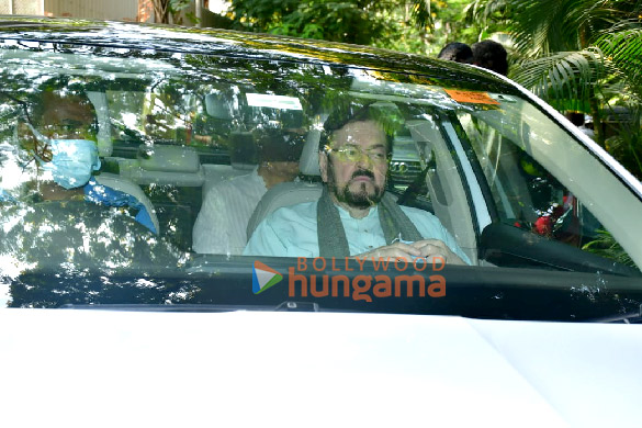 photos shah rukh khan aryan khan karan johar others snapped at aditya chopras house to pay last respects to pamela chopra3 6