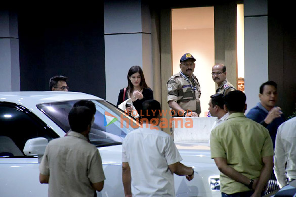 photos shah rukh khan shanaya kapoor and juhi chawla snapped at the kalina airport 4