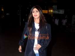 Photos: Shilpa Shetty and Karisma Kapoor snapped at the airport