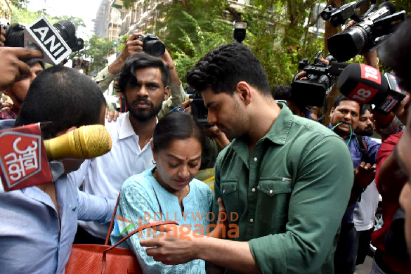 Photos: Sooraj Pancholi snapped with mom Zarina Wahab at Mumbai sessions court