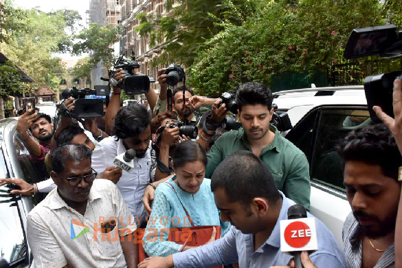 photos sooraj pancholi snapped with mom zarina wahab at mumbai sessions court 2