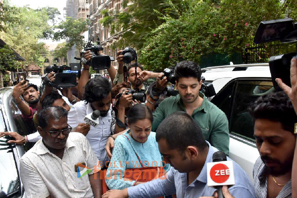Photos Sooraj Pancholi snapped with mom Zarina Wahab at Mumbai sessions court (4)
