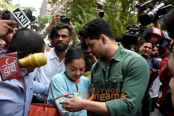 Photos Sooraj Pancholi snapped with mom Zarina Wahab at Mumbai sessions court (5)