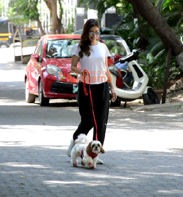photos sophie choudry spotted in khar 5