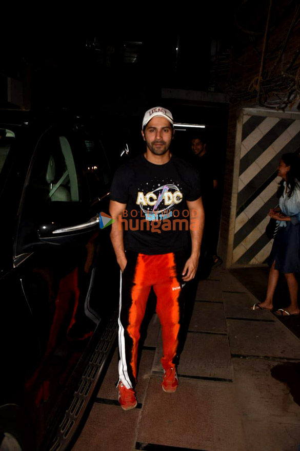 photos varun dhawan snapped at the gym in juhu 2 12