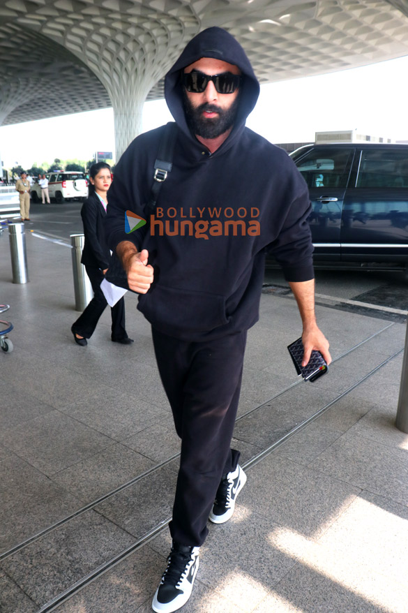 photos vicky kaushal katrina kaif ranbir kapoor and others snapped at the airport2 2