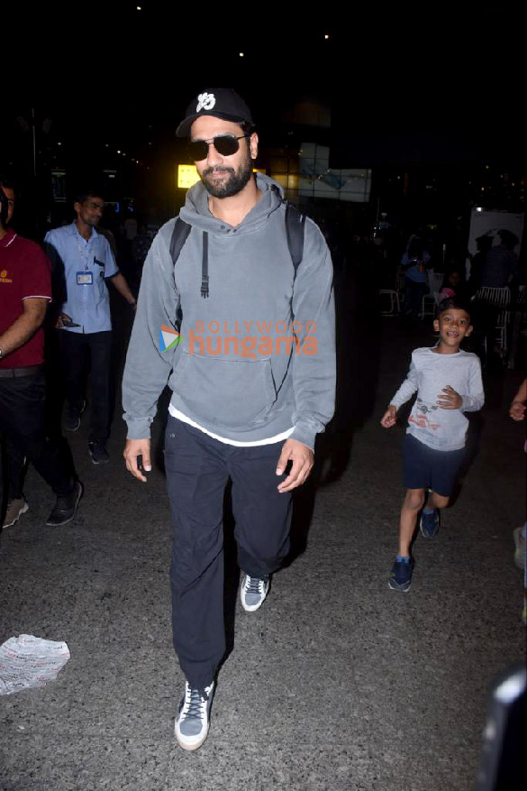 photos vicky kaushal katrina kaif and raveena tandon snapped at the airport 4