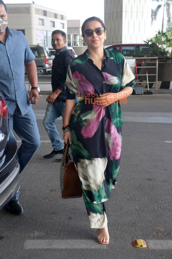 photos vidya balan and mandira bedi snapped at the airport 2