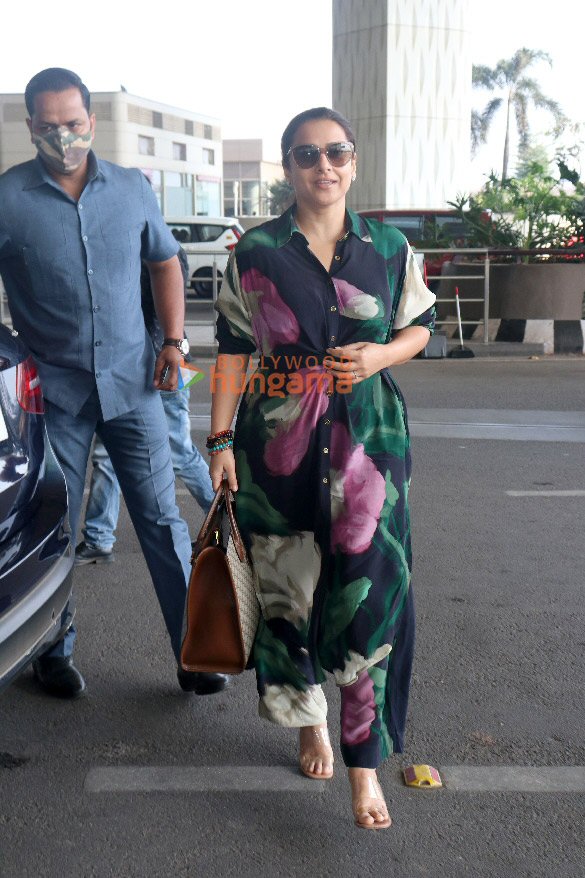 photos vidya balan and mandira bedi snapped at the airport 3