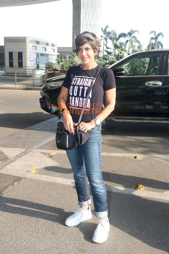 photos vidya balan and mandira bedi snapped at the airport 5