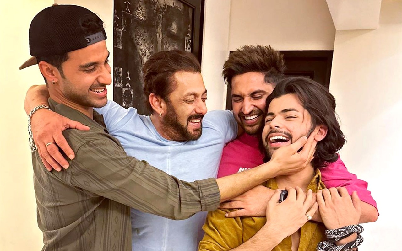 Bromance alert: Salman Khan poses with Kisi Ka Bhai Kisi Ki Jaan co-stars, Jassie Gill, Raghav Juyal, & Siddharth Nigam; see post : Bollywood News