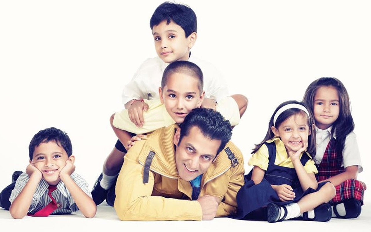 Salman Khan ‘loves’ kids; says, ‘But unki maa bhi saath mein aati hai’ : Bollywood News