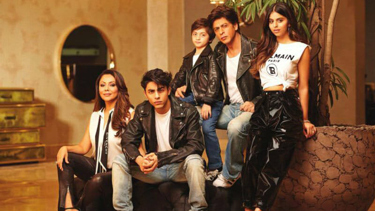 Shah Rukh Khan poses with Gauri, Aryan, Suhana and AbRam Khan in unseen photos