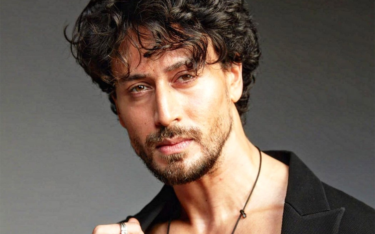 Tiger Shroff expresses his gratitude as Baaghi clocks 7 years; says, “7 years of a film that gave me an identity and a life in the Industry” : Bollywood News