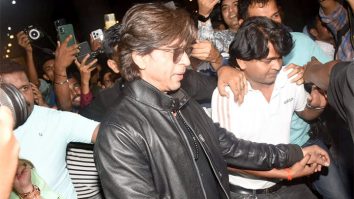 Fans go crazy as Shah Rukh Khan gets clicked at the airport