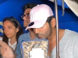 Kartik Aaryan enjoys auto rickshaw ride as he gets clicked by paps