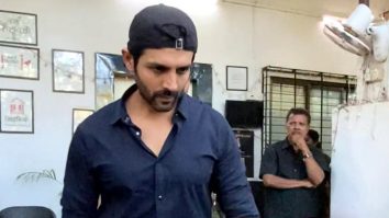 Kartik Aaryan gets clicked by paps outside Mukesh Chabbra’s office