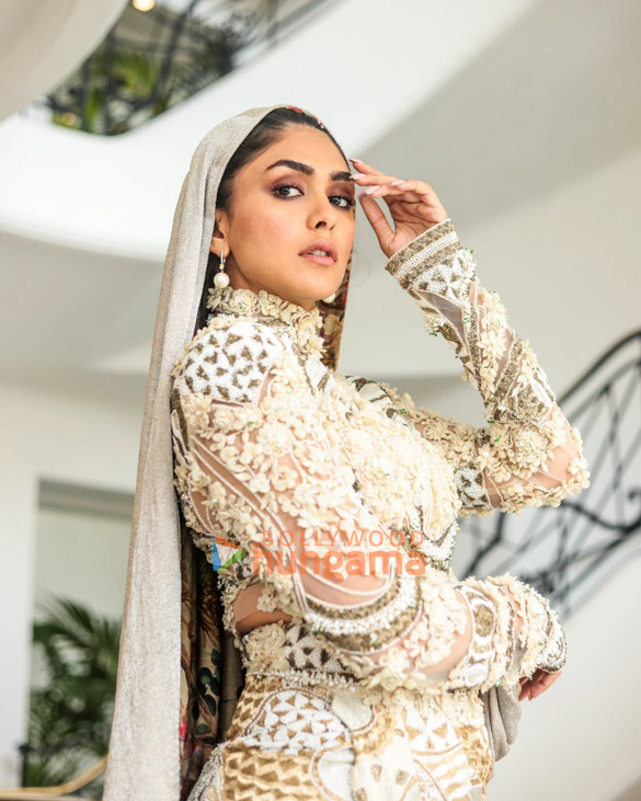 mrunal thakur 1 132