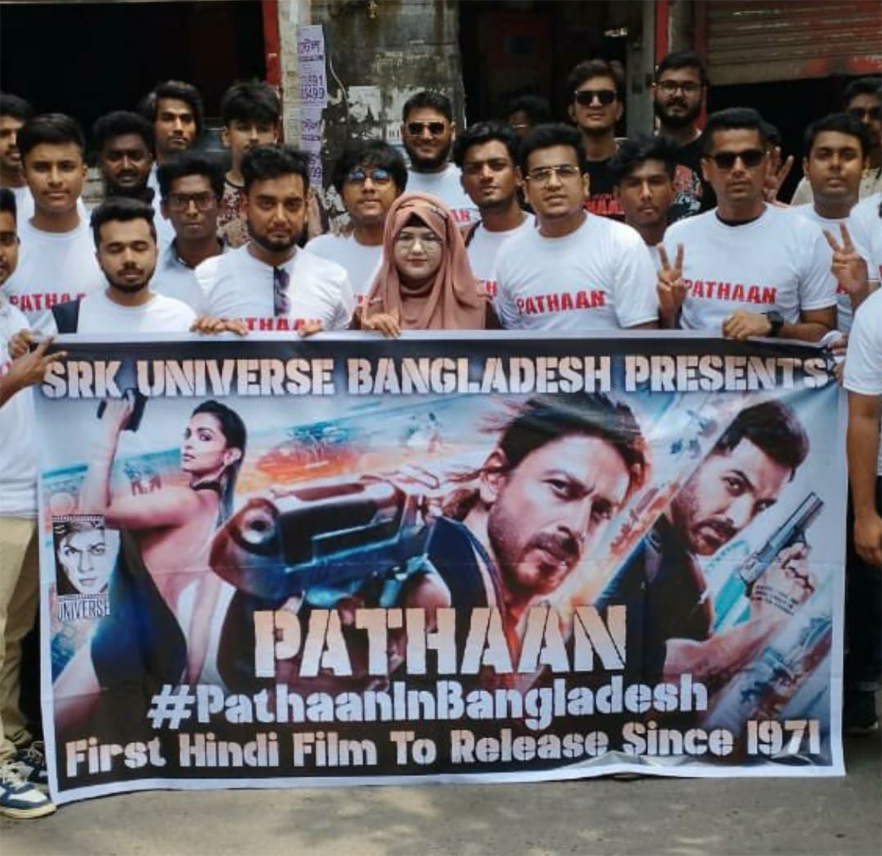 पठान बॉक्स ऑफिस शाहरुख खान-अभिनीत फिल्म ने बांग्लादेश में शानदार शुरुआत की;  सकल 25 लाख बांग्लादेशी टका [Rs. 19.13 lakhs] पहले दिन 41 स्क्रीन्स से