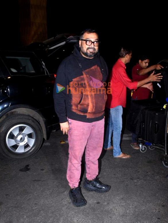 photos aishwarya rai bachchan aaradhya bachchan and anurag kashyap snapped at the airport 4