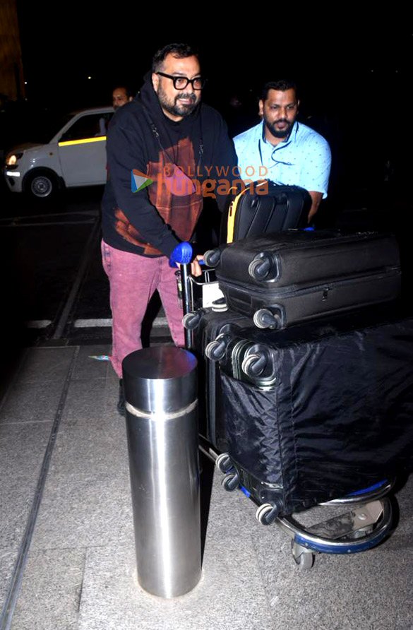 photos aishwarya rai bachchan aaradhya bachchan and anurag kashyap snapped at the airport 6