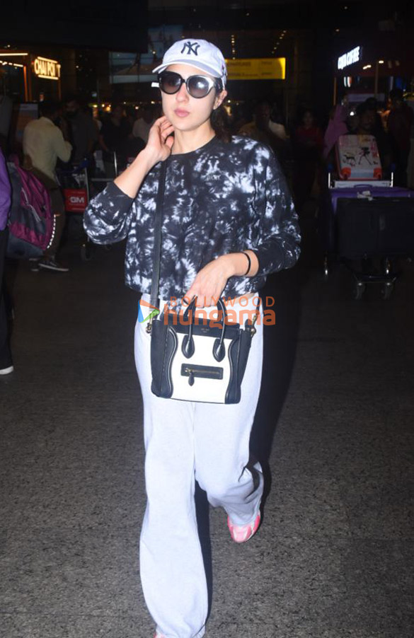photos akshay kumar tiger shroff alaya f and others snapped at the airport 112 2