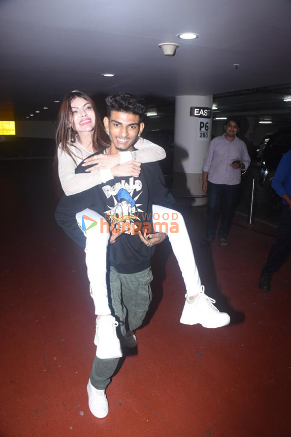 photos akshay kumar tiger shroff alaya f and others snapped at the airport 3 3