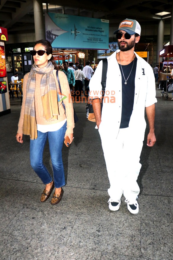 photos akshay kumar tiger shroff alaya f and others snapped at the airport1