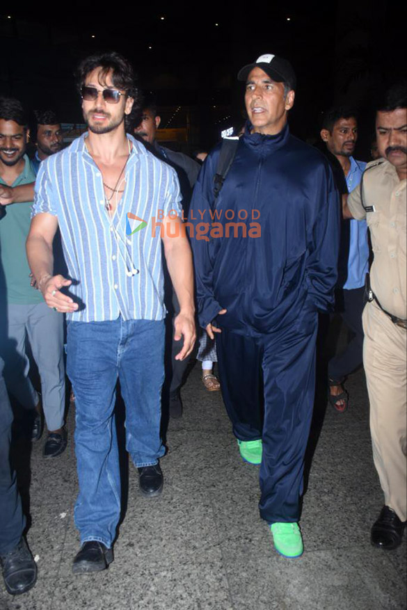 photos akshay kumar and tiger shroff snapped at the airport 4