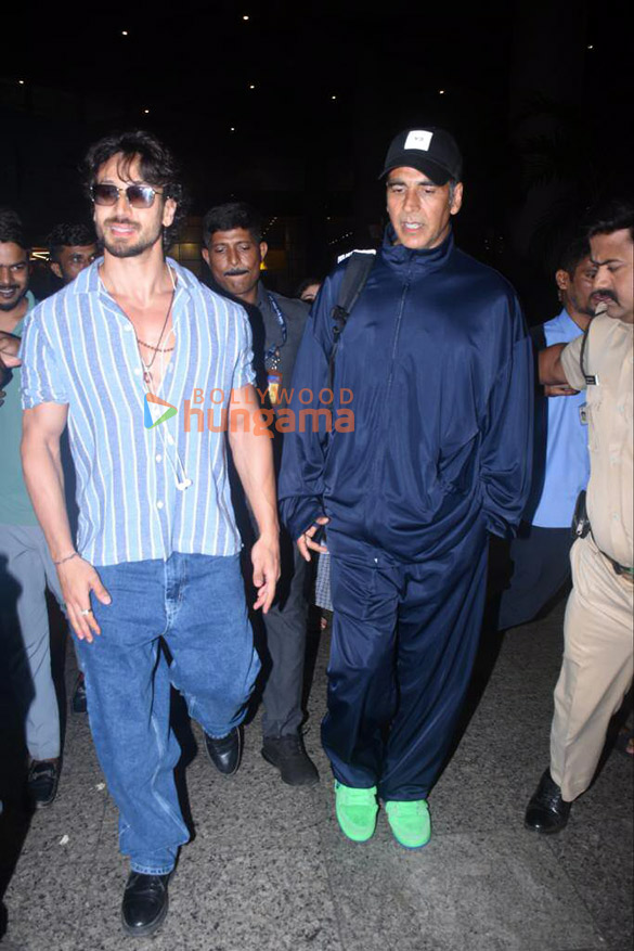 photos akshay kumar and tiger shroff snapped at the airport 5