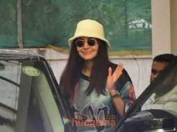 Photos: Anushka Sharma snapped at a dubbing studio in Juhu