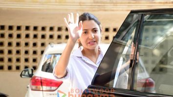 Photos: Anushka Sharma snapped in Juhu