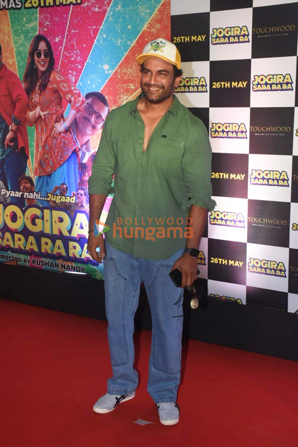 photos celebs grace the premiere of jogira sara ra ra 9