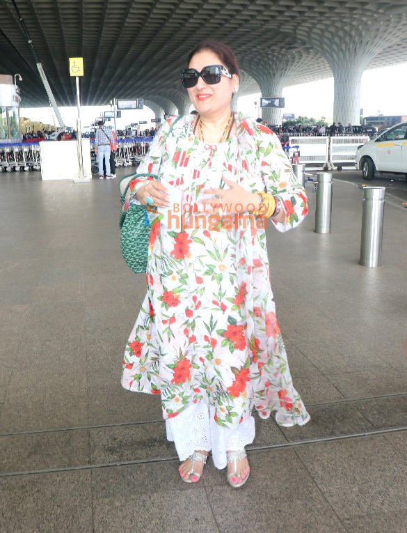 photos deepika padukone kriti sanon riteish deshmukh genelia dsouza and others snapped at the airport 5