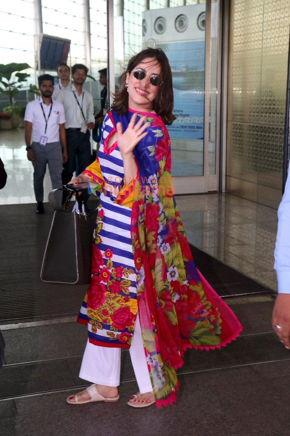 photos deepika padukone yami gautam dhar and others snapped at the airport 6