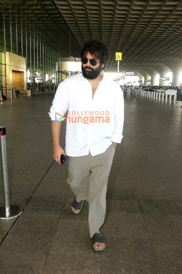 photos deepika padukone yami gautam dhar and others snapped at the airport 7