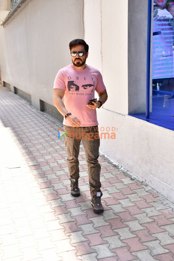 photos emraan hashmi snapped outside vishesh films office 3