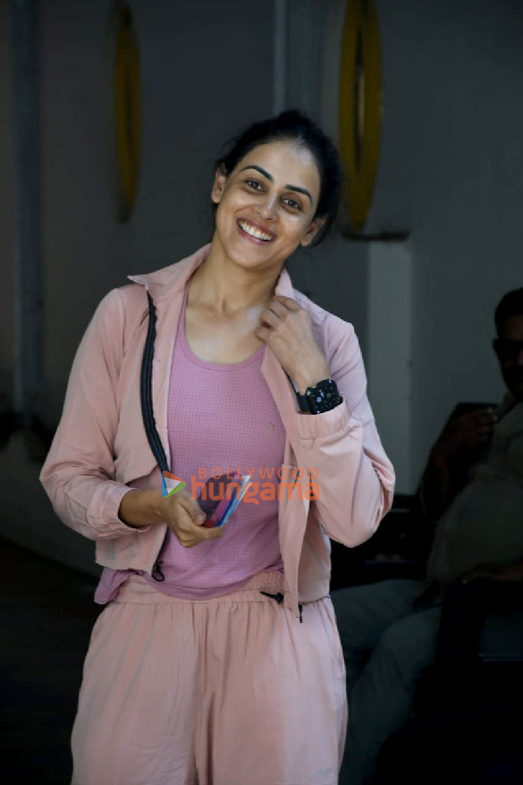 photos genelia dsouza snapped outside a clinic 3