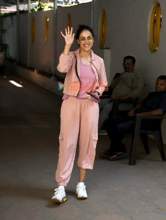 photos genelia dsouza snapped outside a clinic 4