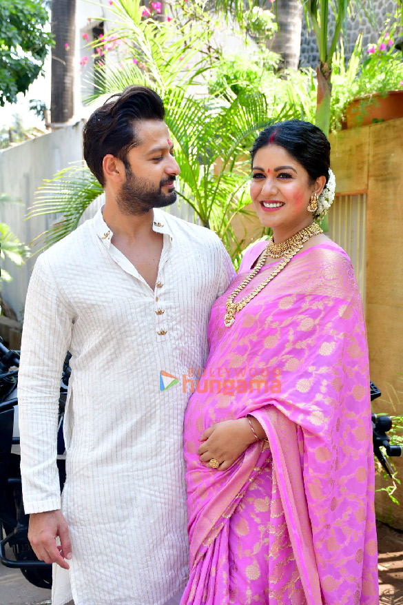 photos ishita dutta and vatsal sheth snapped at their baby shower with tanushree dutta 5