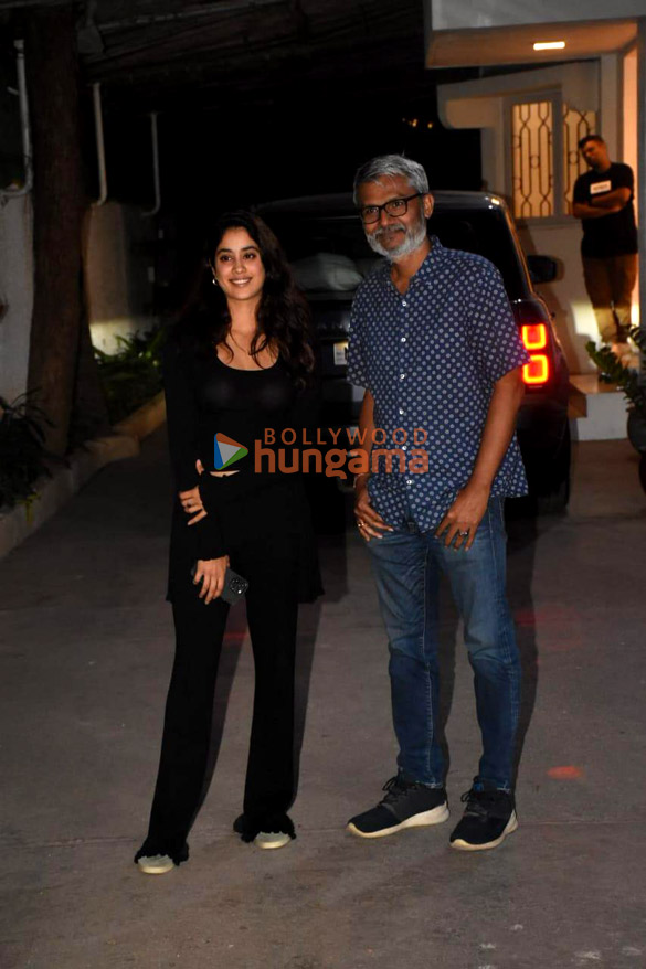 photos janhvi kapoor and nitesh tiwari snapped in mumbai 3