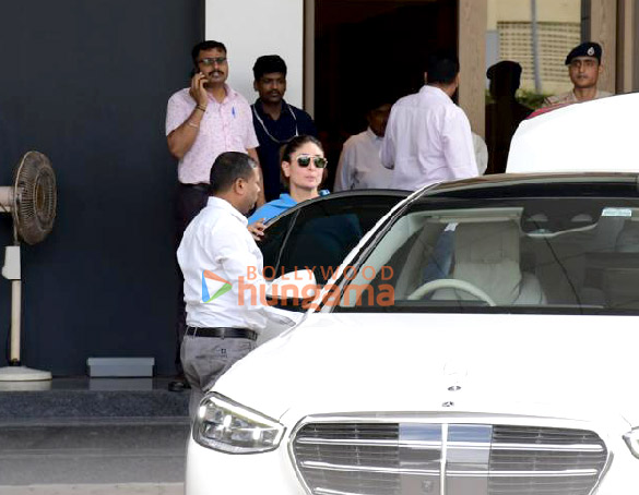 photos kareena kapoor khan and rhea kapoor snapped at the kalina airport 3 2