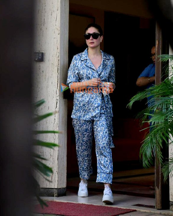 Photos: Kareena Kapoor Khan snapped in Bandra Photos: Kareena Kapoor Khan snapped in Bandra