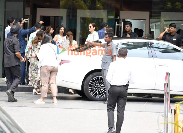 photos kareena kapoor khan snapped outside nmacc in bkc 3
