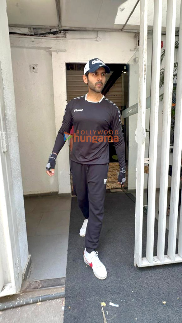 Photos: Kartik Aaryan snapped at the gym in Juhu Photos: Kartik Aaryan snapped at the gym in Juhu