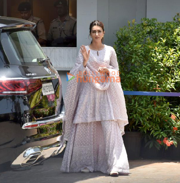 photos kriti sanon sachet tandon and parampara thakur snapped at the kalina airport 3 2