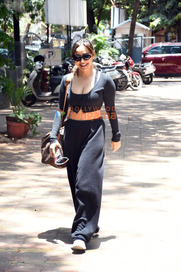 photos neha sharma and aisha sharma snapped outside the gym 6 2