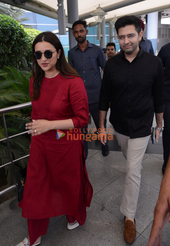 photos parineeti chopra and raghav chadha snapped at new delhi airport 3