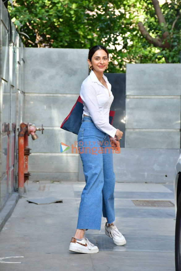photos rakul preet singh snapped at the puja films in juhu 3