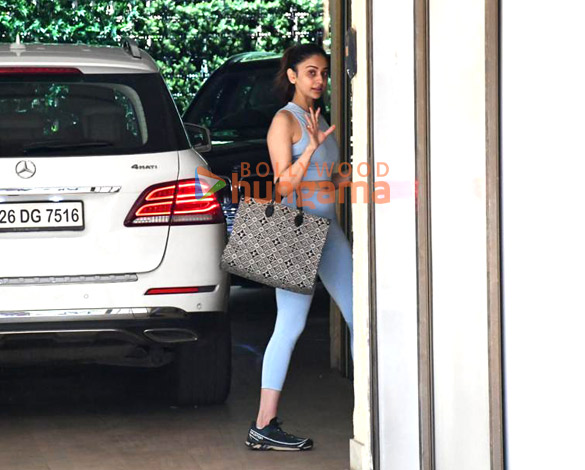 photos rakul preet singh spotted outside her building in bandra 3